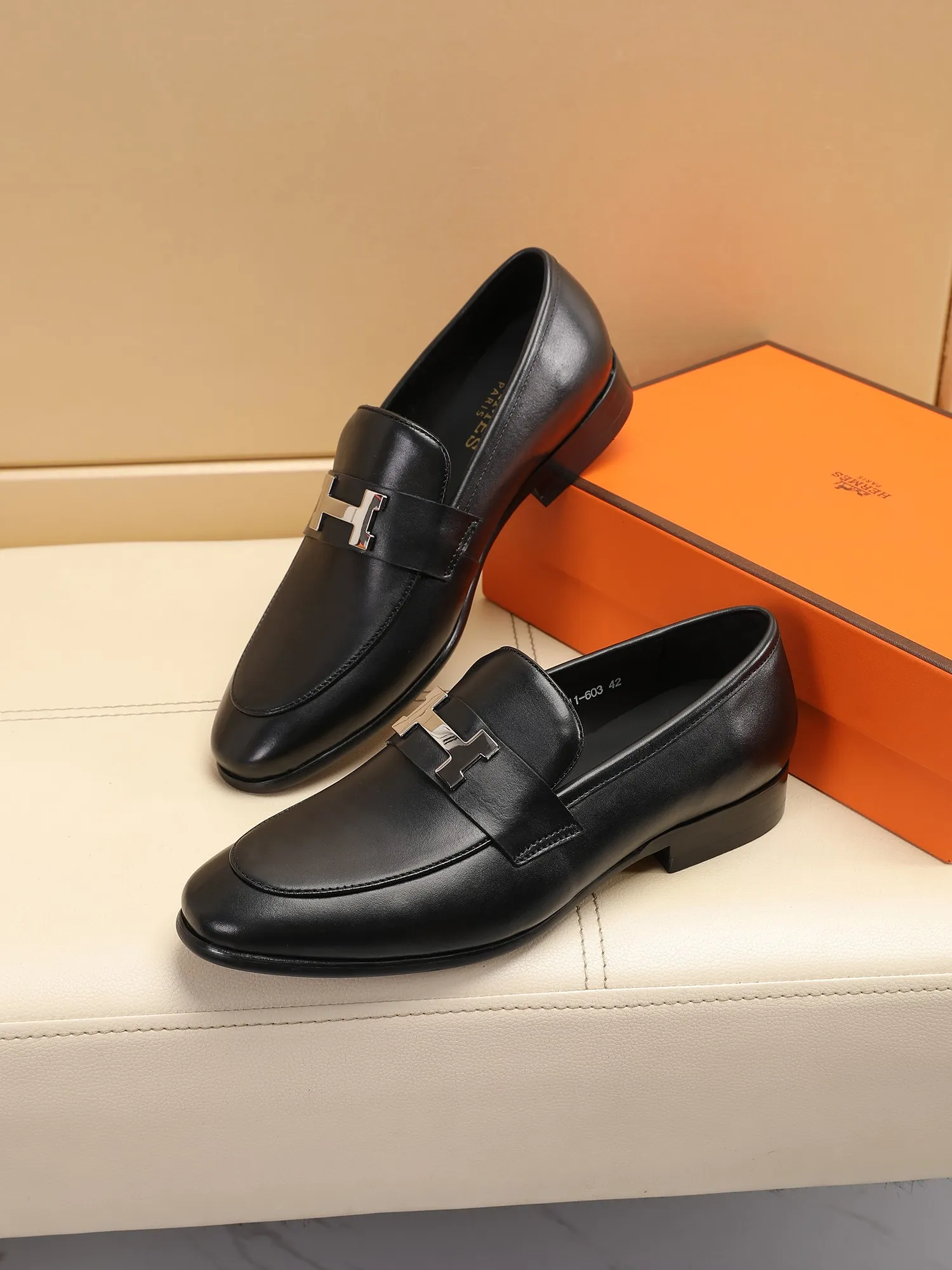 Factory price 460💶[HERMES] (cowhide lining)🍀Italian top luxury🍀He does not pursue novel styles and gorgeous colors, but attracts the favor of successful men with his flawless, elegant and classic style! This very, very comfortable, simple and stable style makes it easy to match any style! The pattern is absolutely 1:1 refined from the original case, and we strive for excellence in materials, imported cowhide + cowhide lining💪💪💪extraordinary texture👍! .Code number: 39 to 44 (38.4546 customized)